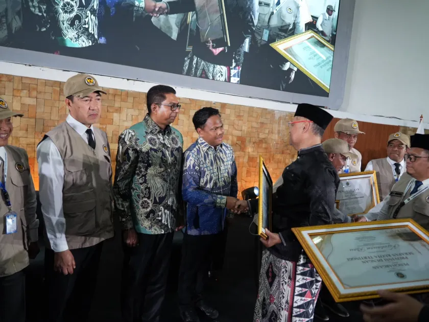 Dukung Sukses Penyelenggaraan Haji 2026, Polri Terima Penghargaan dari Kementerian Haji dan Umrah RI