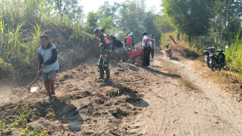 Dukung Pembangunan Jembatan Garuda, Serka Ahmad Mubarok Bersama Warga Rejosari Gelar Pelebaran Jalan