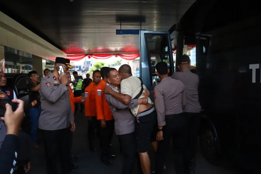 Polres Pelabuhan Tanjungperak Dampingi Korban Peristiwa KM Mutiara Sentosa II, Pastikan Penanganan Maksimal