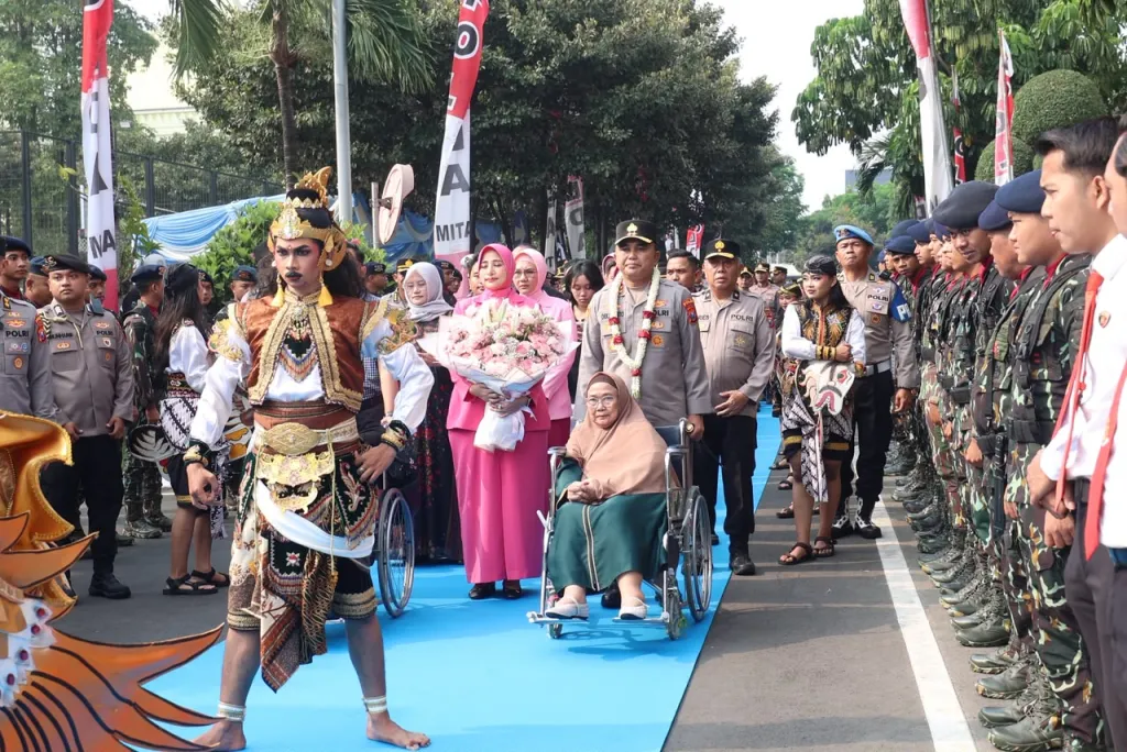 Simbol Estafet Kepemimpinan, Pataka "Bhayangkara Satya Abhiyukta" Diserahkan kepada Irjen Pol Dekananto