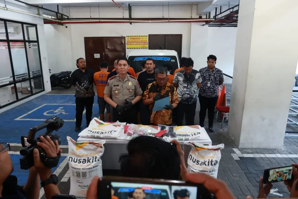 Polda Jatim Ungkap Dugaan Penipuan dan Penggelapan 185 Ton Gula, 11 Tersangka Diamankan