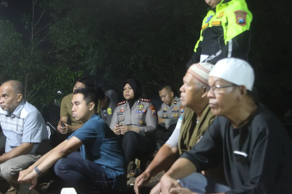 Polisi Bersama Masyarakat, Kapolres Probolinggo Dampingi Keluarga Korban Karhutla TNBTS hingga Peristirahatan Terakhir