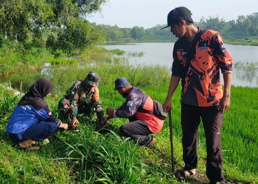 Telaga Mojorejo Makin Asri, Babinsa Bersama Komunitas Dan Pelajar Gelar Aksi Penghijauan