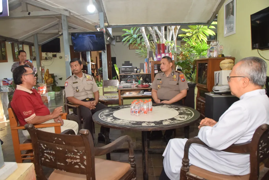 Perkuat Toleransi dan Kondusifitas, Kapolres Bondowoso Tinjau Pengamanan 'Minggu Kasih' di Gereja St. Yohanes Penginjil