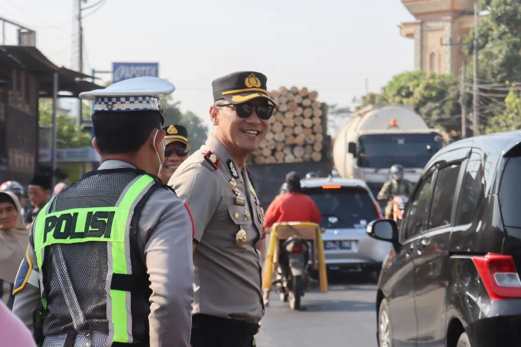Jaga Kelancaran Lalu Lintas di Titik Rawan, Kapolres Lumajang Pimpin Langsung Poros Pagi di Pasar Gedang Ranuyoso