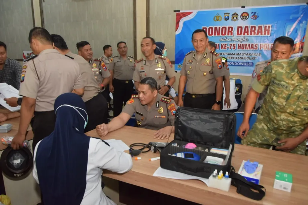 Polres Bondowoso Gelar Aksi Sosial Donor Darah Peringati HUT Humas Polri ke-75: Sinergi TNI-Polri dan Awak Media Jaga Ke