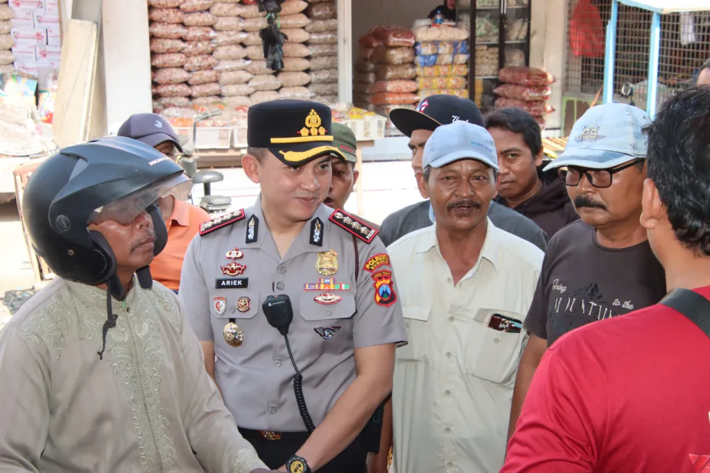Polisi Bersama Masyarakat : Kapolresta Sumenep Blusukan di Pasar Anom Serap Aspirasi dan Perkuat Kamtibmas
