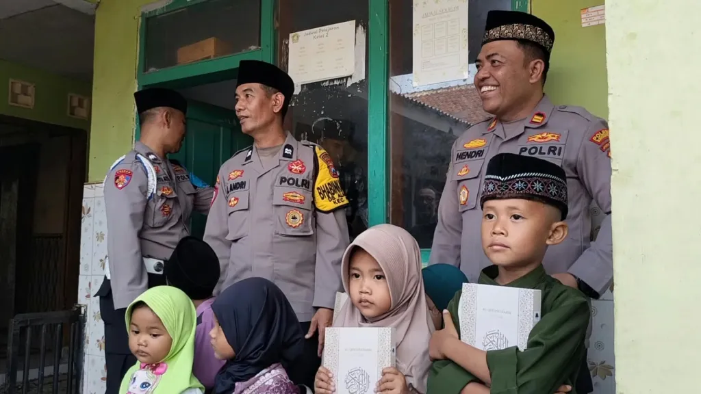 Hari Santri Nasional 2026, Polsek Pujer Bagi 400 Mushaf Al-Qur'an di Desa Terpencil Perbatasan.