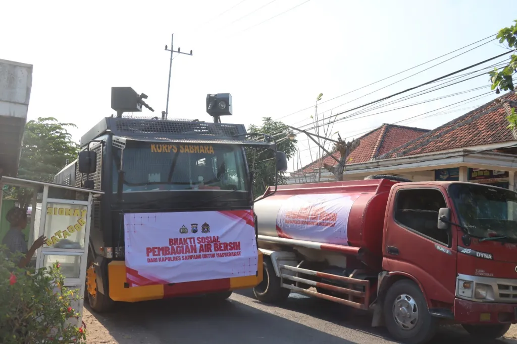 Wujud Nyata Kepedulian Polri, Kapolres Sampang Salurkan 120.000 Liter Bantuan Air Bersih ke Ponpes Al-Mubarok Lanbulan T