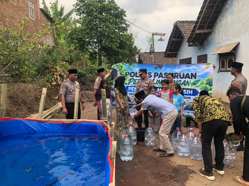 Polres Pasuruan Salurkan Air Bersih untuk Warga Terdampak Karhutla