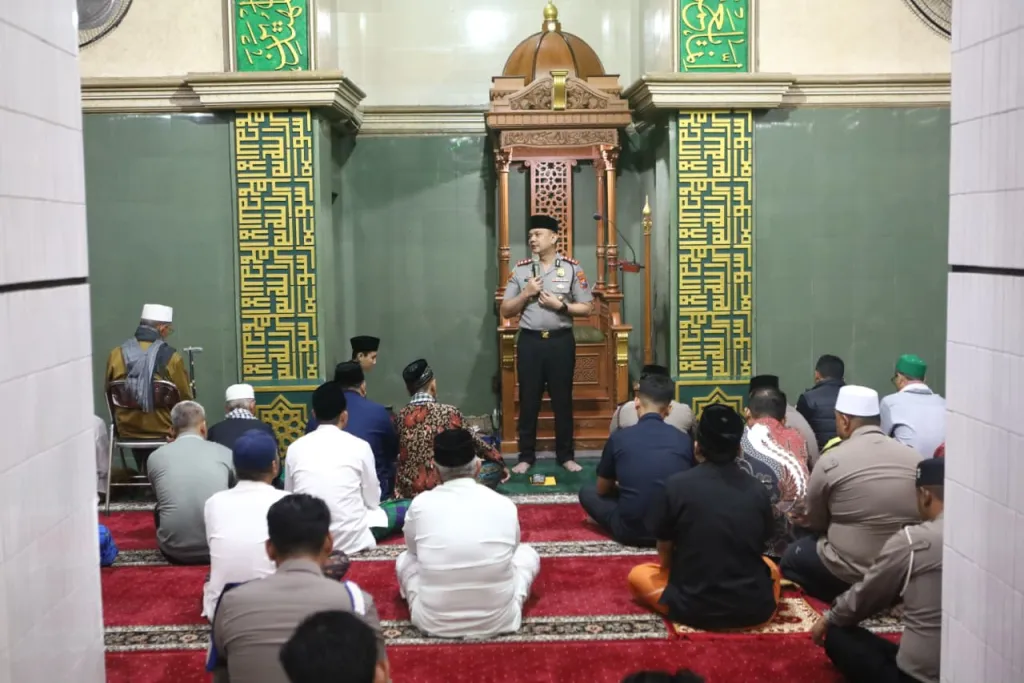 Subuh Keliling: Kapolres Tanjung Perak Ajak Warga Jaga Keamanan Lingkungan. 