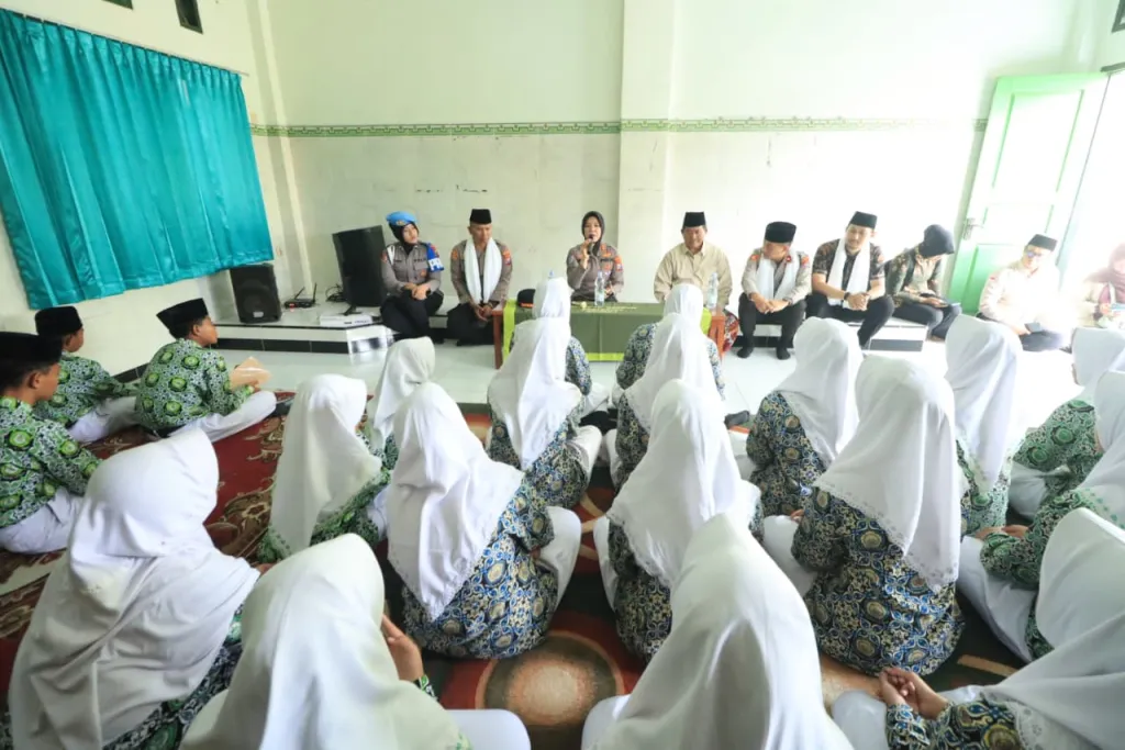 Polisi Peduli Pendidikan: Kapolres Bojonegoro Ajak Santri Al-Fatimah Jauhi Judol dan Bullying
