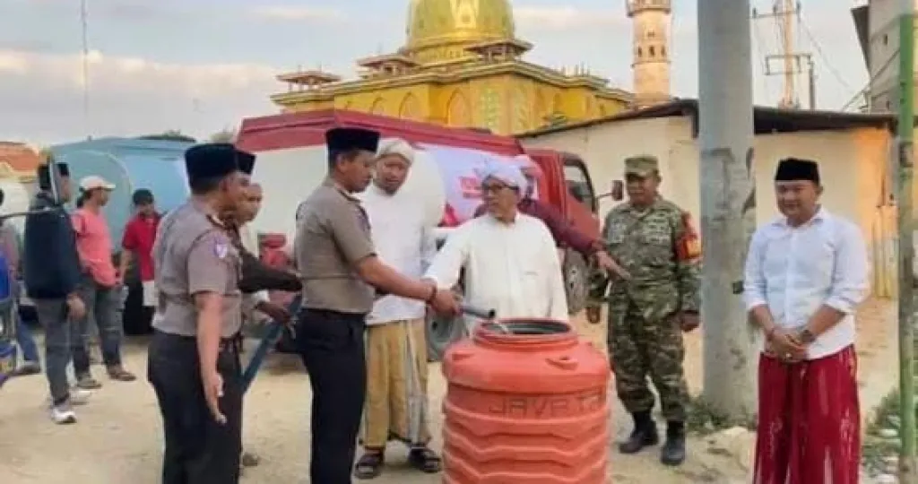 Tanggap Kemarau Panjang, Polres Sampang Distribusikan 120 Ribu Liter Air Bersih