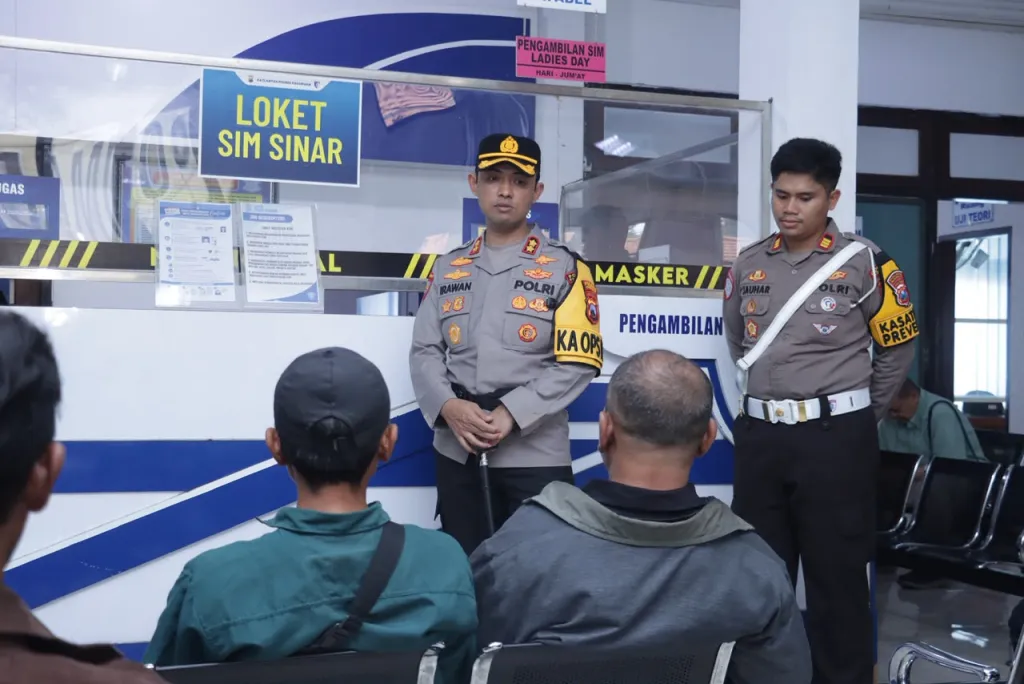 Sapa Pemohon SIM, Kapolres Pasuruan Sosialisasikan Operasi Patuh Semeru 2026