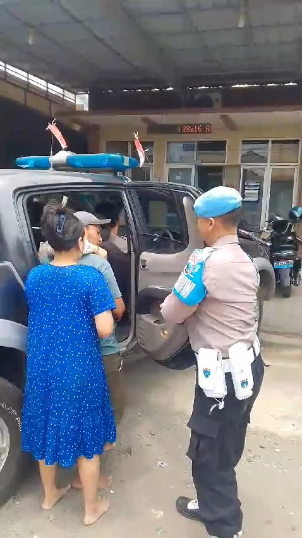 Patroli Humanis Polsek Pujer Tuai Pujian, Polisi Sigap Antar Warga Sakit ke Puskesmas