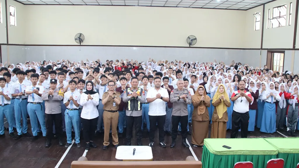 Polisi Jogo Sekolah : Polresta Malang Kota Edukasi Pelajar Bentengi Generasi Muda dari Narkoba dan Bullying