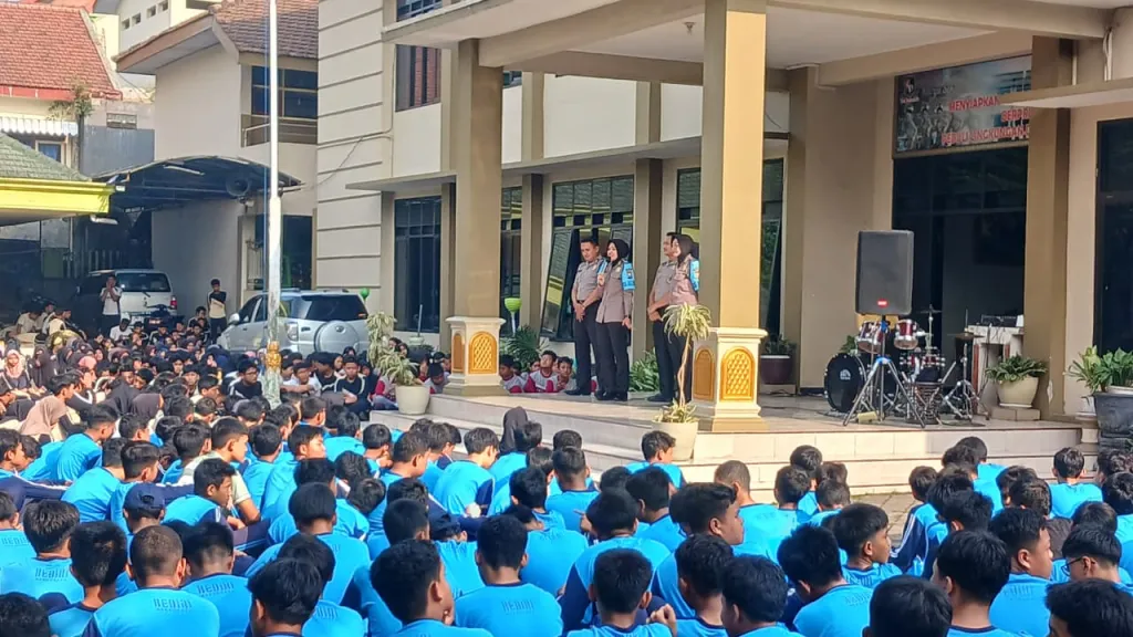 POLINDIK : Polres Kediri Perkuat Pendidikan Karakter Pelajar Cegah Hoaks dan Kenakalan Remaja