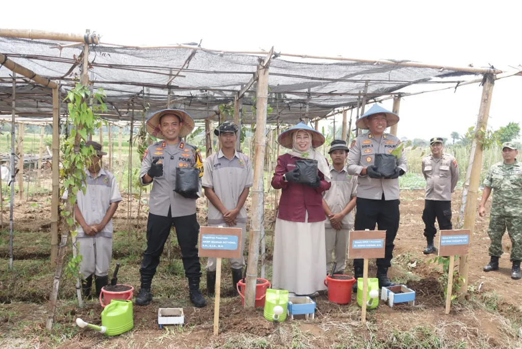 Polres Pasuruan Dukung Ketahanan Pangan, Tanam Uwi Ungu dan Panen Melon di SMKN 1 Purwosari