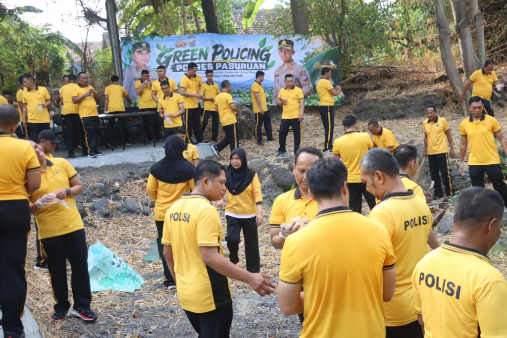 Polres Pasuruan Gelar Olahraga Bersama dan Green Policing, Bersihkan Sungai Bekacak