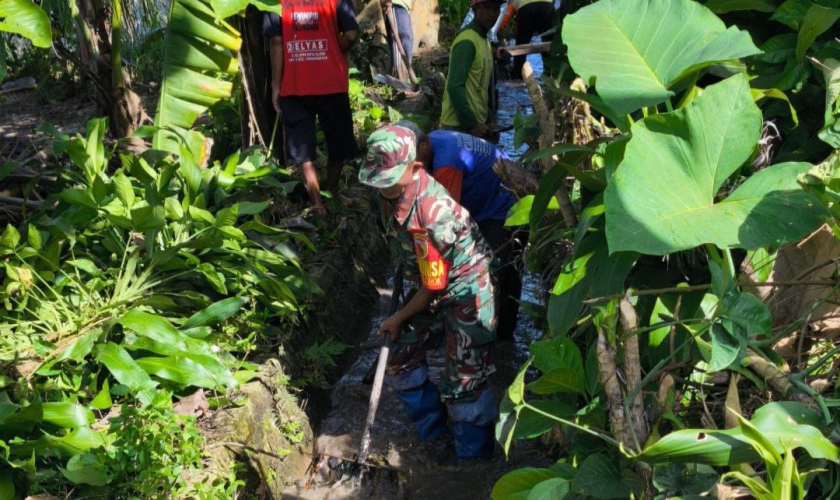 Jaga Debit Air Saat Kemarau, Serma Sutrisno Bersama Warga Slorok Bersihkan Saluran Irigasi