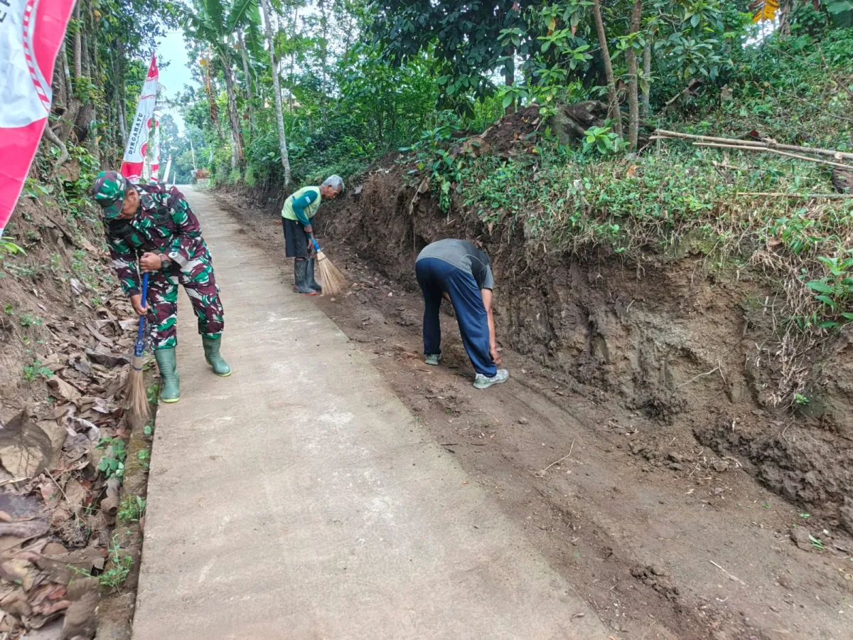 Ciptakan Lingkungan Bersih dan Sehat, Serda Suhartono Bersama Warga Banggle Gelar Kerja Bakti