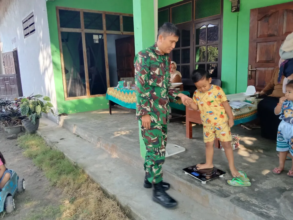 Tingkatkan Kesehatan Anak Dan Cegah Stunting, Serda Fiyan Setyadi Dampingi Posyandu ILP Di Desa Kebon Agung