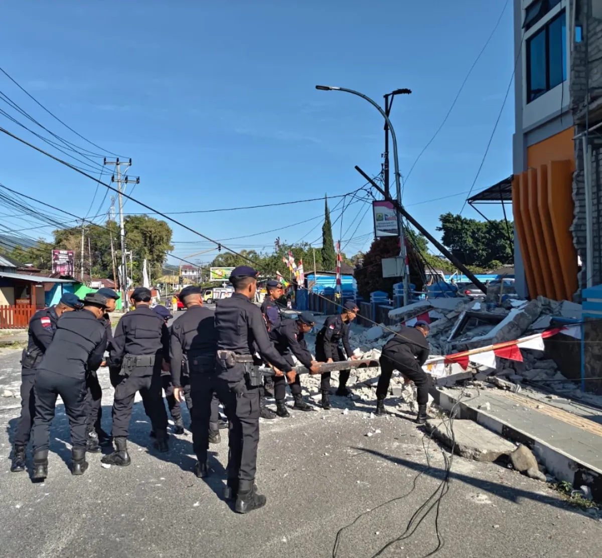 Gempa 7,7 Magnitudo Guncang NTT, Satbrimob Polda  Gerak Cepat Buka Akses dan Evakuasi Korban