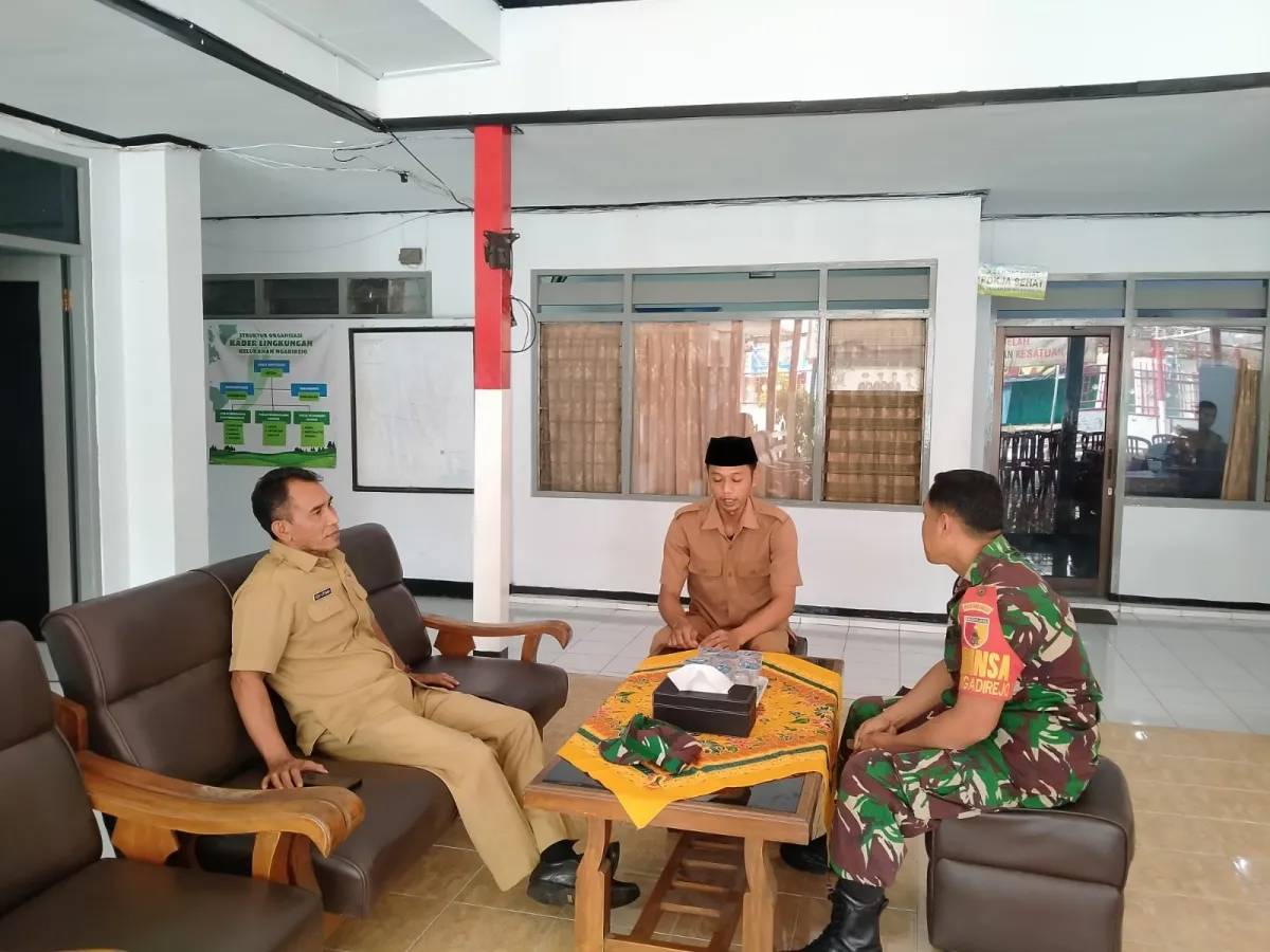 Tingkatkan Kondusifitas Wilayah, Babinsa Ngadirejo Gelar Komsos Bersama Aparat Kelurahan