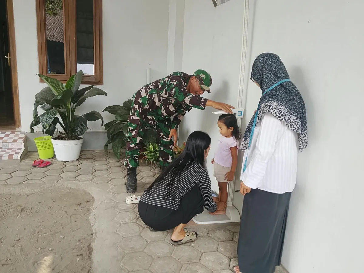 Dukung Pencegahan Stunting Sejak Dini, Babinsa Koramil Garum Mendampingi Kegiatan Posyandu