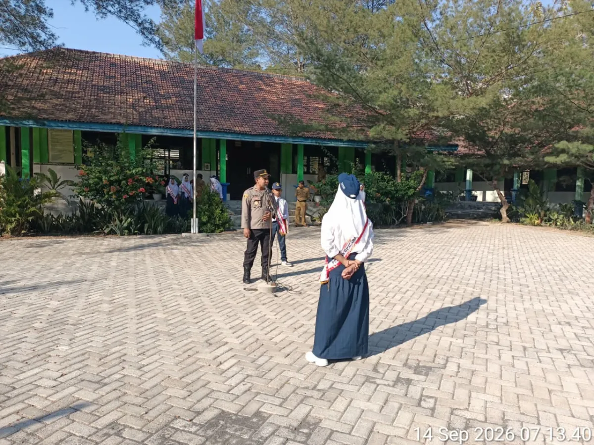 Dukung Indonesia Emas 2045, Kapolsek Camplong Pimpin Upacara dan Edukasi Anti-Bullying dan Kenakalan Remaja di SMPN 3 Ca