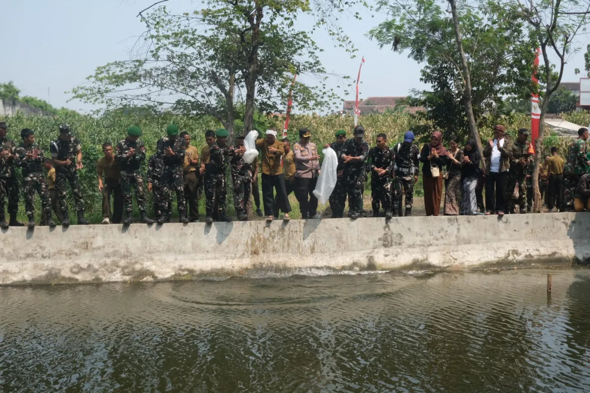 Peringati HUT TNI Ke 81, Sinergi TNI-Polri Dan Masyarakat Kota Blitar Gelar Aksi Tanam Pohon Di Bantaran Sungai Karplos