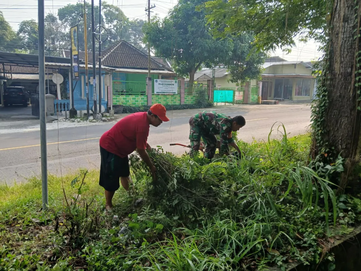 Wujudkan Lingkungan Sehat, Babinsa Sumberdiren Ajak Warga Garum Gotong Royong Jumat Bersih