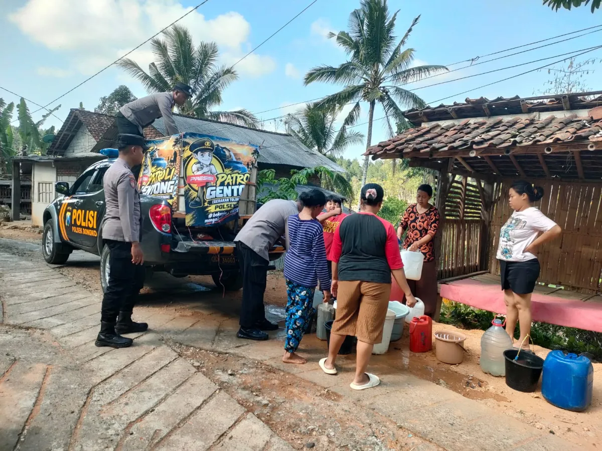 Polres Trenggalek Pasok Ribuan Liter Air Bersih Pakai Mobil Patroli Modifikasi