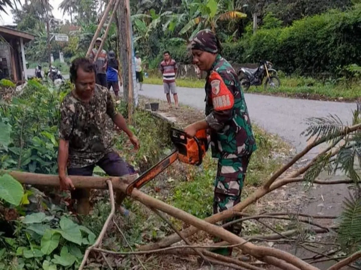 Babinsa Koramil Gandusari Bersama Warga Gotong Royong Bersihkan Lingkungan Demi Keselamatan Bersama