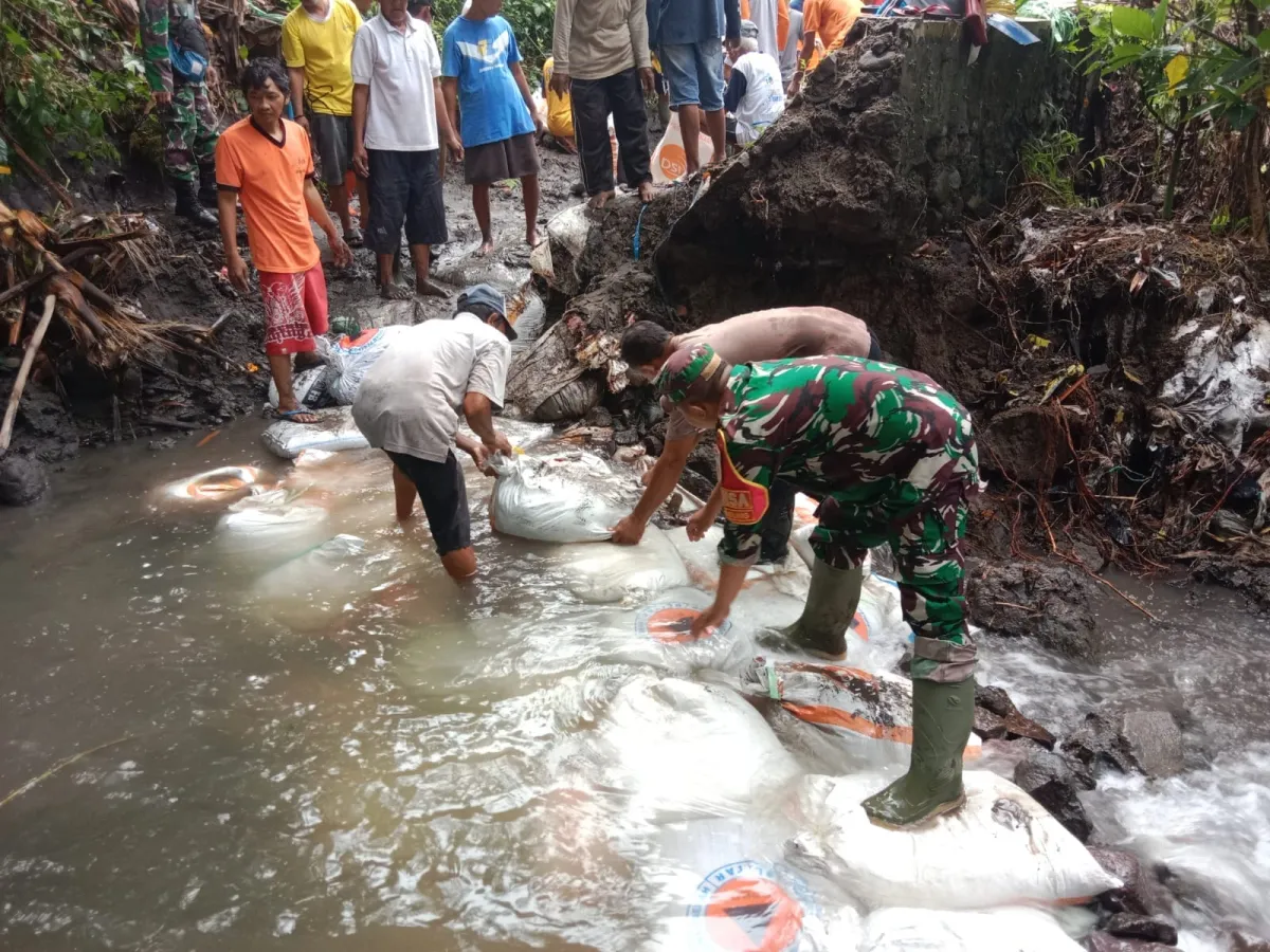 Wujud Nyata Ketahanan Pangan, Babinsa Kelurahan Tanggung Bersama Petani Gotong Royong Perbaiki Saluran Irigasi